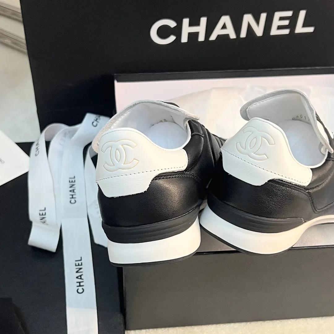 👟👟Ex-factory price 520👟👟 CHANEL 23s new spring and summer sneakers are now available❤️ Original purchased for development and production. Xiaoxiang’s casual sneakers this season have hit the Xiaohongshu INS. Various social platforms exploded like crazy! Classic design. The upper is electro-embroidered with various techniques. The outsole is fashionable and sporty. Extraordinary inclusion of a variety of panda shoe color elements. Lightweight and versatile❗️Not tired when you run wild❗️ Exquisitely packaged at the delivery counter🛍📦 ▪️Inner lining: original imported lambskin + rhombus craft ▪️Sole: original molded T👟👟Factory price U combination outsole ▪️Heel height: 2CM ▪️Size: Women's size 35-40